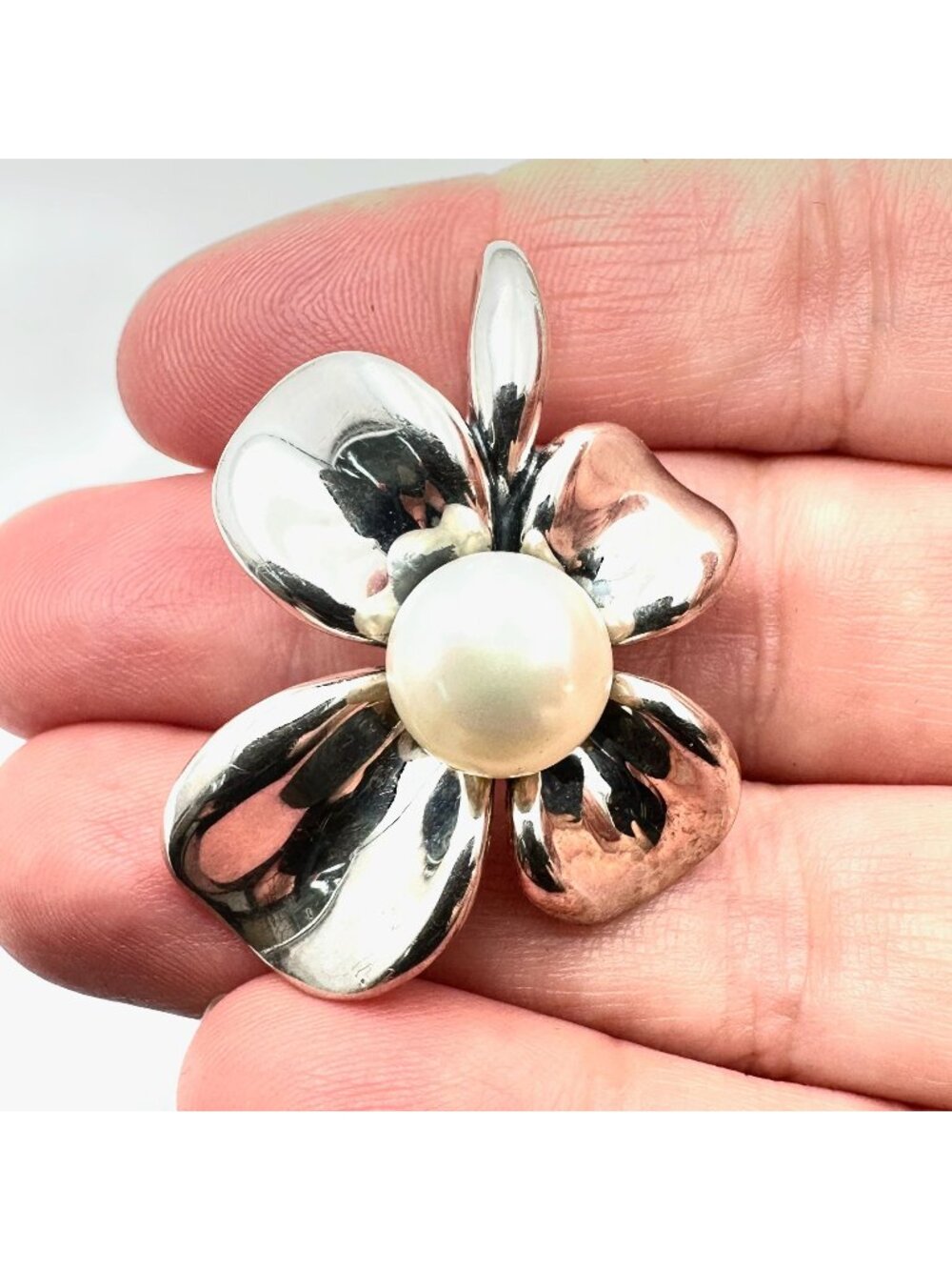 Ann King Pendant Sterling Silver White Pearl Flower Design
